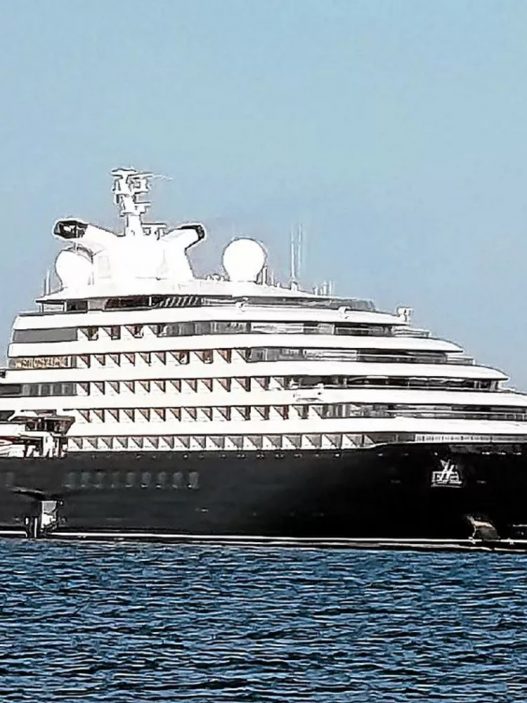 Concarneau : escale d'exception pour le yacht Scenic Eclipse II