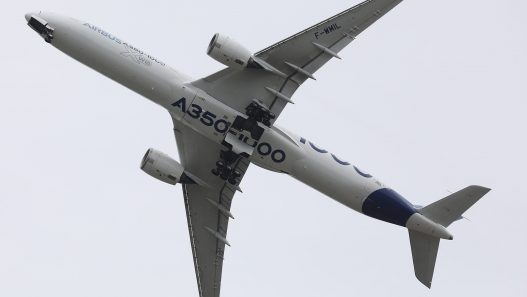 Avion long-courrier Airbus A350 en vol