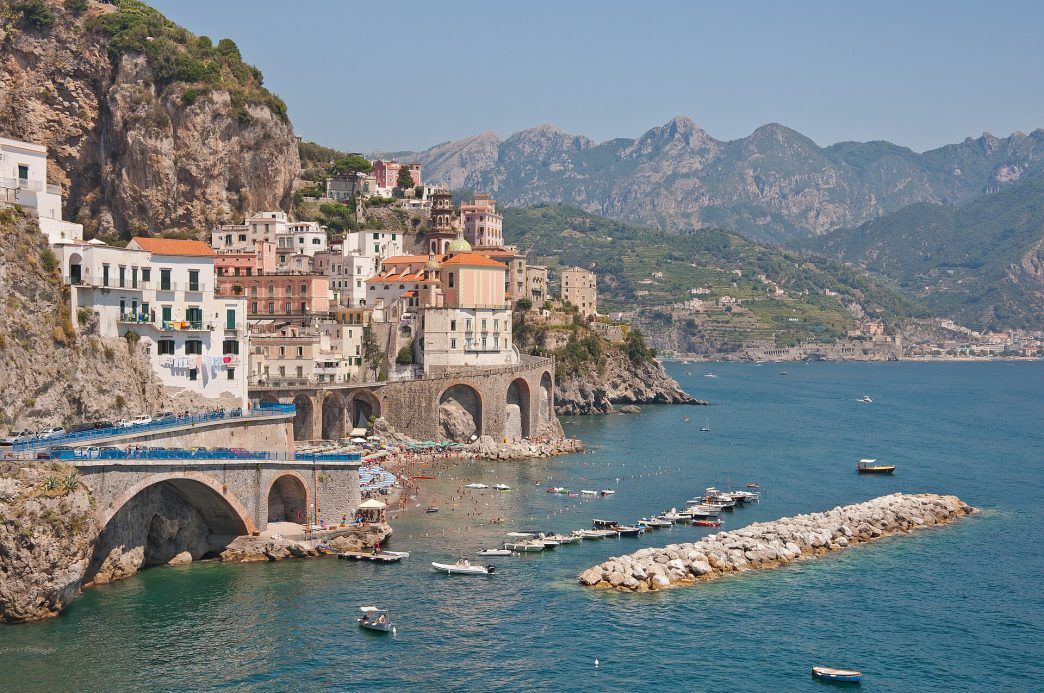 Village d'Atrani sur la côte amalfitaine en Italie, destination idéale en septembre