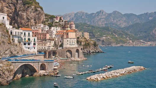 Village d'Atrani sur la côte amalfitaine en Italie, destination idéale en septembre