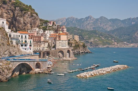 Village d'Atrani sur la côte amalfitaine en Italie, destination idéale en septembre