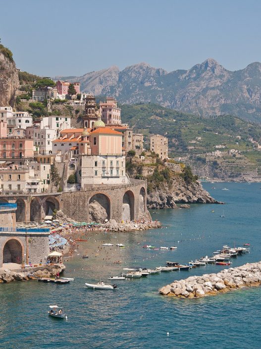 Village d'Atrani sur la côte amalfitaine en Italie, destination idéale en septembre