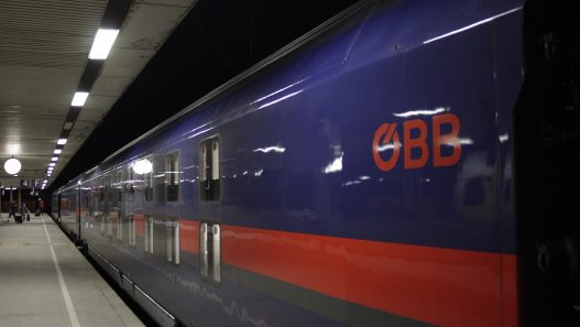 Train de nuit Nightjet des chemins de fer autrichiens en gare