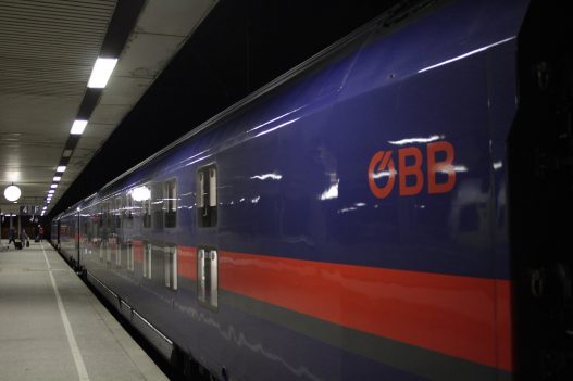 Train de nuit Nightjet des chemins de fer autrichiens en gare