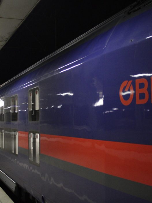 Train de nuit Nightjet des chemins de fer autrichiens en gare