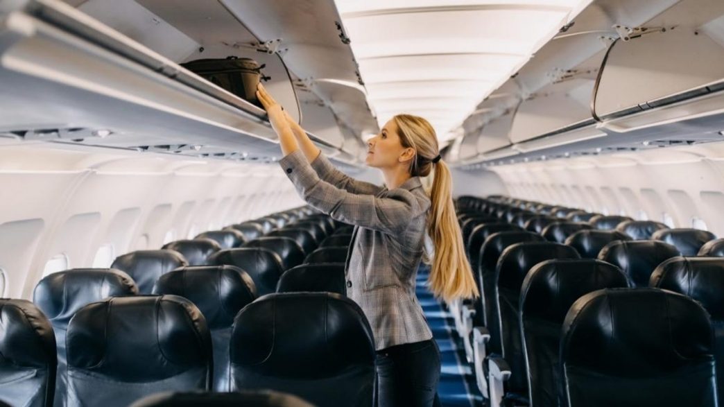 Avions : bientôt des frais pour le rangement des bagages cabine dans les compartiments supérieurs ?