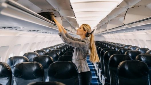 Avions : bientôt des frais pour le rangement des bagages cabine dans les compartiments supérieurs ?
