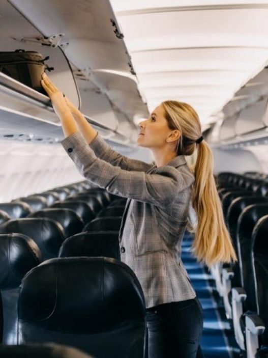 Avions : bientôt des frais pour le rangement des bagages cabine dans les compartiments supérieurs ?
