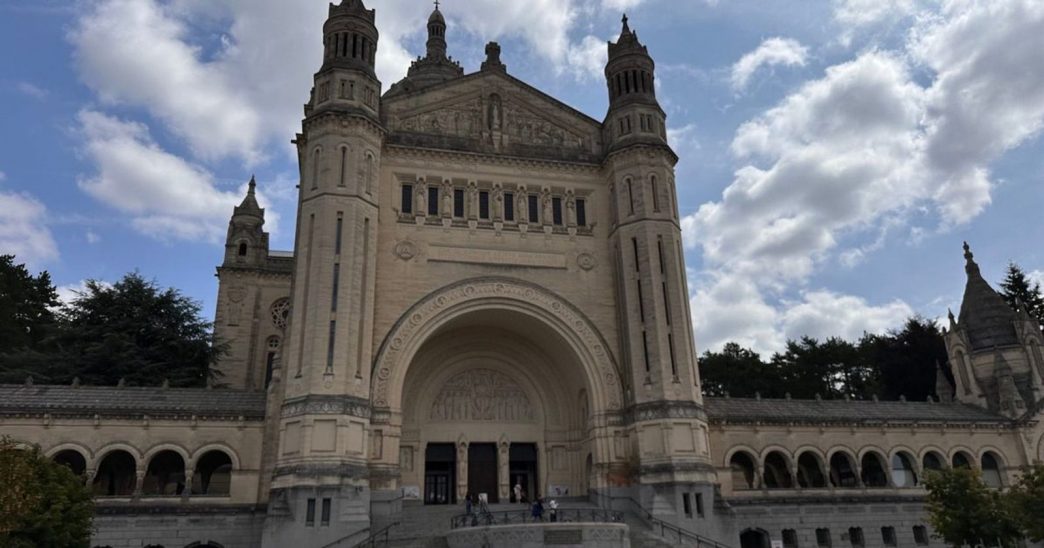 Lisieux : la basilique Sainte-Thérèse dévoile ses secrets lors d'une visite insolite