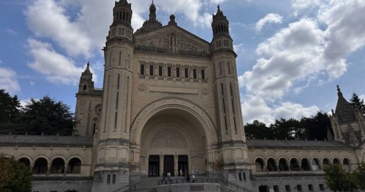 Lisieux : la basilique Sainte-Thérèse dévoile ses secrets lors d'une visite insolite