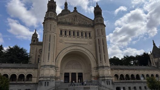 Lisieux : la basilique Sainte-Thérèse dévoile ses secrets lors d'une visite insolite