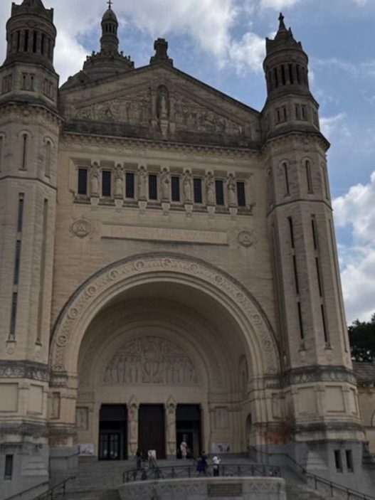 Lisieux : la basilique Sainte-Thérèse dévoile ses secrets lors d'une visite insolite