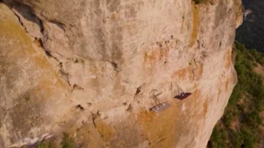 Une nuit suspendue à 20 mètres au-dessus du vide sur le Larzac