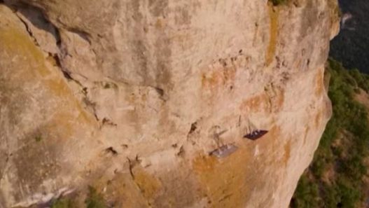 Une nuit suspendue à 20 mètres au-dessus du vide sur le Larzac