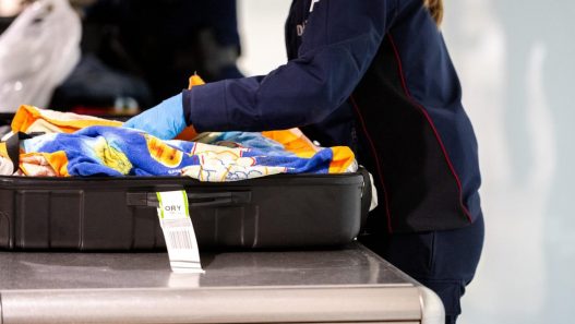 Vacances gratuites en échange d’un colis : le piège des réseaux criminels à l’étranger