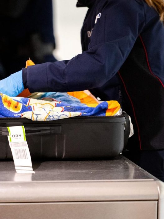 Vacances gratuites en échange d’un colis : le piège des réseaux criminels à l’étranger