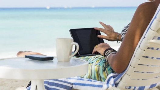 Workation : le télétravail au bord de la mer séduit les Français