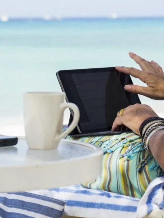 Workation : le télétravail au bord de la mer séduit les Français