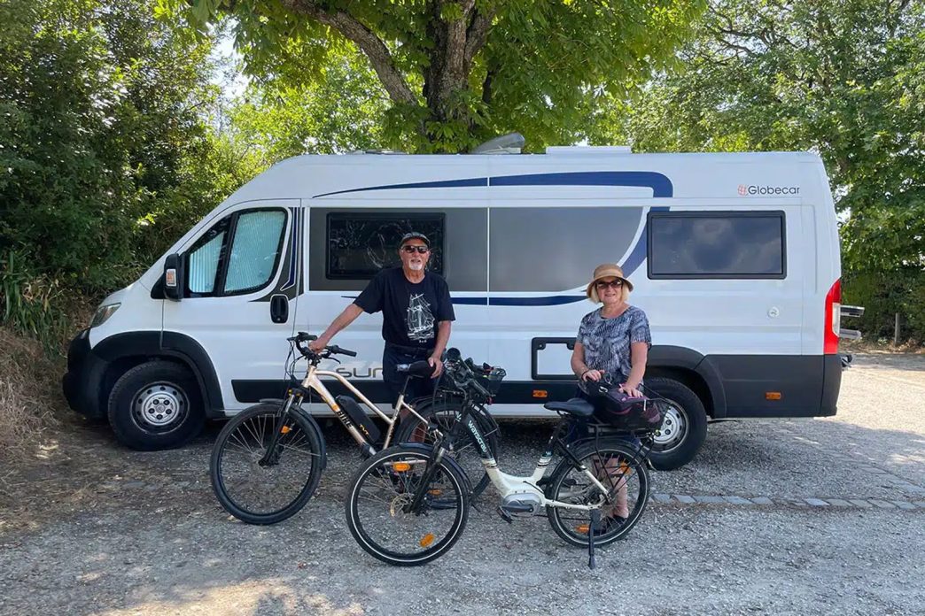 Du camping-car poids lourd au fourgon aménagé: pourquoi Georges et Evelyne ont choisi un modèle plus compact - Le Monde